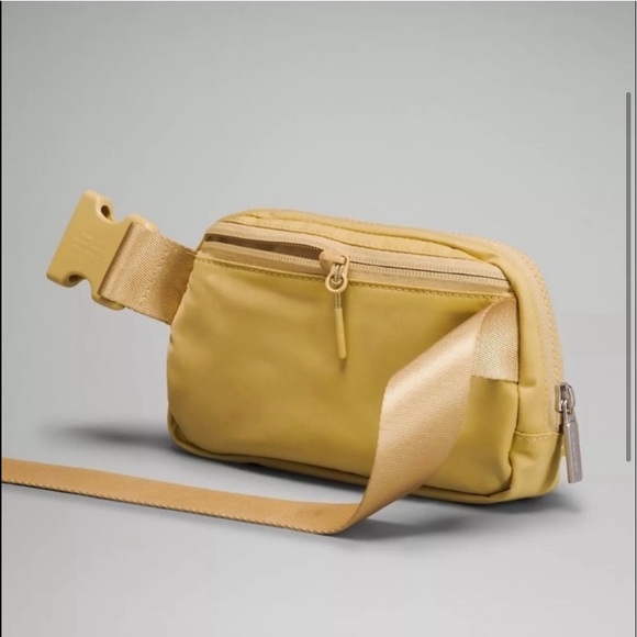 Lululemon Everywhere Belt Bag Golden Sand - Picture 6 of 6